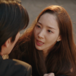 벼랑 끝에 선 여자